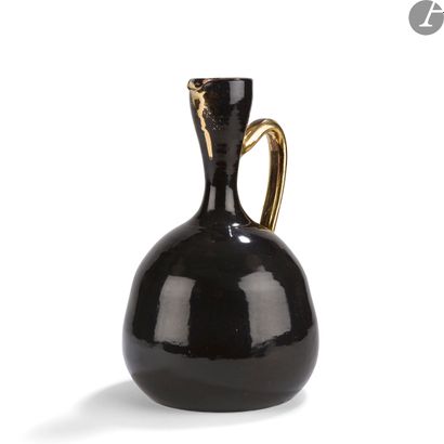 null JEAN BESNARD (1889-1958)
Vase soliflore en forme de pichet à une anse détachée....