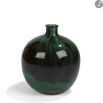null JEAN BESNARD (1889-1958)
Vase boule à col soliflore. Épreuve en céramique émaillée...