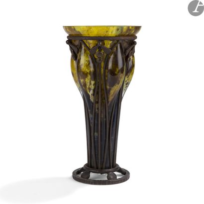 null ANDRÉ DELATTE (1887-1953) À NANCY 
Vase cornet sur talon. Proof in glass lined...