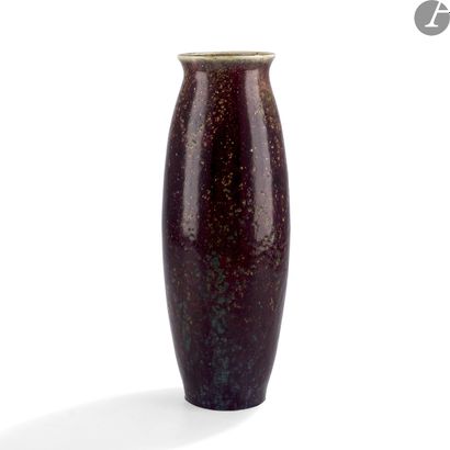 null PIERRE-ADRIEN DALPAYRAT (1844-1910)
Haut vase obus à large col annulaire. Épreuve...
