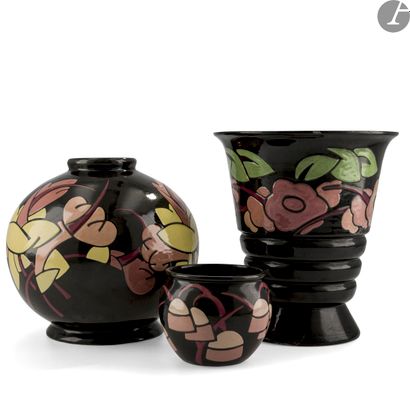 null SIMONE LARRIEU (1912-1996) – 3 ŒUVRES 
Fleurs stylisées
Important vase sphérique...