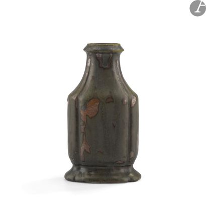 null ÉMILE GRITTEL (1870-1953) 
Flat and ribbed bottle in the Asian style. Proof...