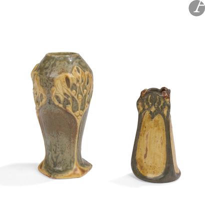 null MOUGINS FRÈRES 
2 ŒUVRES
- Un vase balustre miniature au décor végétal en léger...