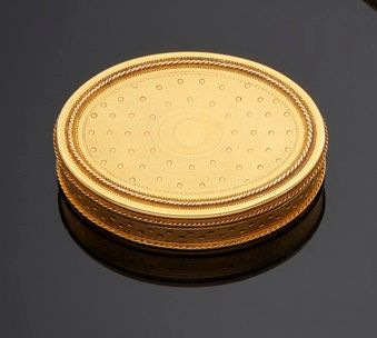 PARIS 1780 Tabatière en or de forme ovale...
