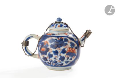 null PARIS 1717 - 1722
Théière de forme boule en porcelaine de chine à décor imari,...