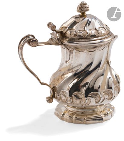 null PARIS 1750 -
1756Silver covered
mustard pot
, the poly-lobed pedestal, the body...