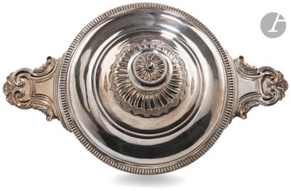 null MACON 1764 -
1766Silver covered
bowl
. The body plain, the ears with symmetrical...