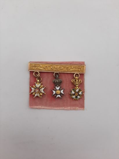 FRANCE Barrette in chased gold, bearing three...