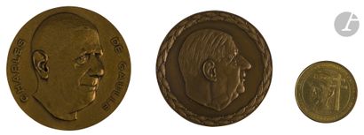  Ensemble de trois médailles relatives au Général Charles de Gaulle : - Avers : au...