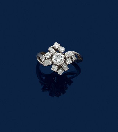 null Bague en fils d’or gris 18K (750), sertie d’un diamant rond de taille brillant...