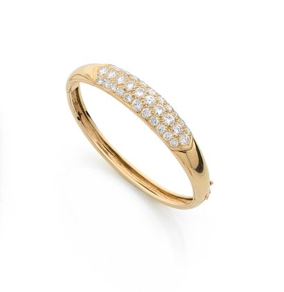null Bracelet ouvrant en or 18K (750), pavé de diamants ronds de taille brillant....