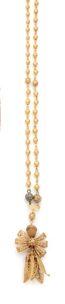 null Rosary in 18K (750) gold, centered with a filigree pattern. Portuguese work...