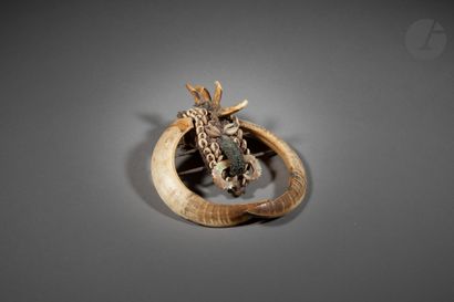 null Lot consisting of a male necklace ornament representing a warrior decorated...