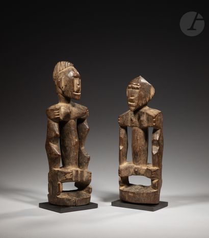 null Couple primordial, de deux anciennes statuettes d'un homme et d'une femme sculptées...