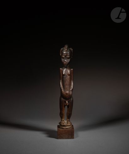 null Beautiful male waka sona statuette, ancient asie usu, standing upright with...