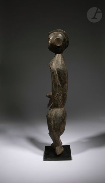 null An ancient and very beautiful statue with a crested hairstyle, its ears protrude...