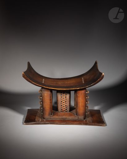 null Large and very beautiful five-legged stool, probably an Ahema Dwa model of the...