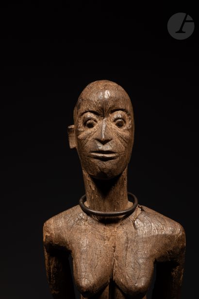 null Très ancien et rare couple de statues d'ancêtres aux visages scarifiés, l'homme...