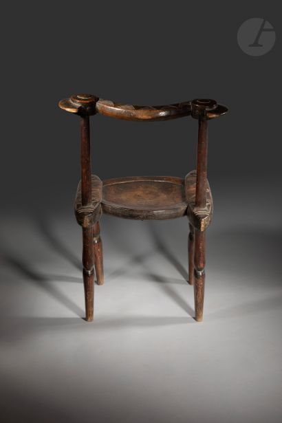 null Elégante et très ancienne chaise assemblée à décors gravés, l'assise est de...