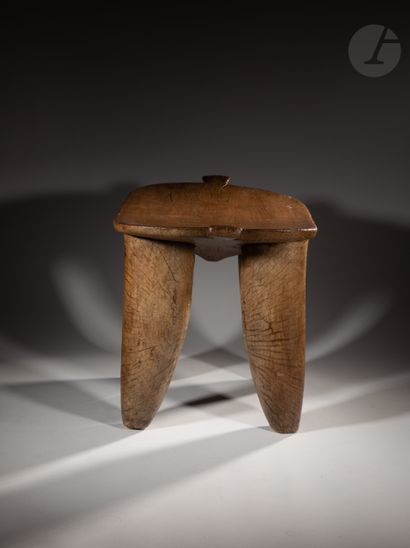 null Exceptional and very old monumental stool of a kolo woman evoking a stylized...