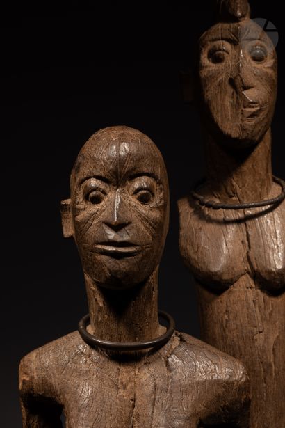 null Très ancien et rare couple de statues d'ancêtres aux visages scarifiés, l'homme...