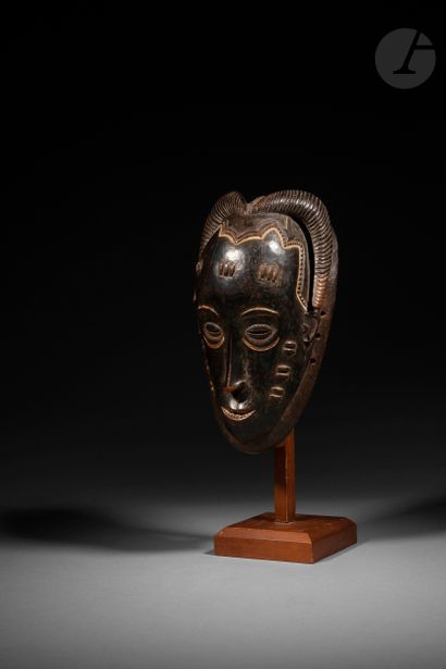 null An ancient and very beautiful "historical" Gu mask. With an elegant pair of...