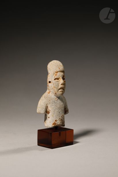null Beautiful and ancient bust, fragment of a statuette probably formerly standing,...