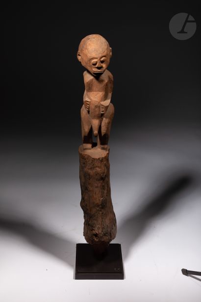 null Ancient and very beautiful Botchio sculpture surmounted by a male figure, sculpted...