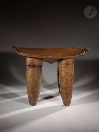 null Exceptional and very old monumental stool of a kolo woman evoking a stylized...