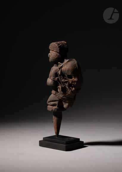 null Statuette piquet vaudou sculptée d'un personnage féminin agenouillée se tenant...