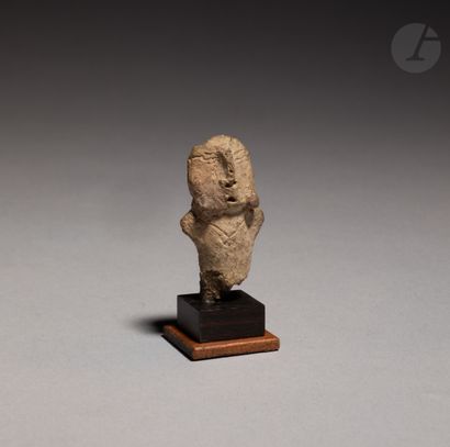 null Buste fragmentaire d'une ancienne et rare figurine au traits incisés, et deux...