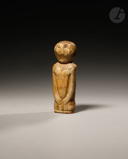 null Rare and very beautiful idol representing a busted character, with engraved...