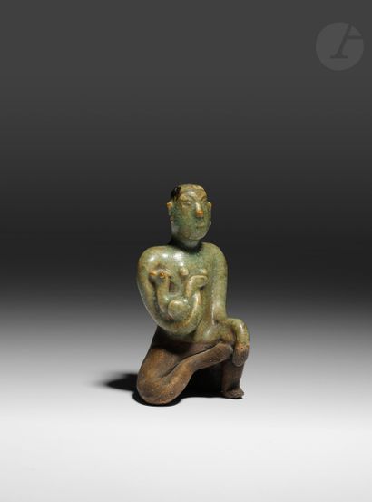 null Belle figurine d'offrande ou d'autel représentant un personnage tenant un coq,...