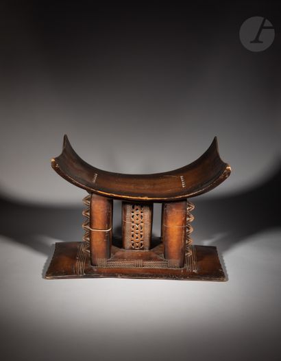 null Large and very beautiful five-legged stool, probably an Ahema Dwa model of the...