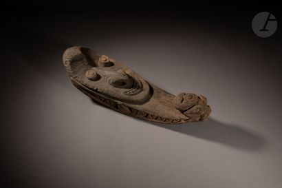 null Ancien avant de tambour ou de pirogue sculpté en forme de gueule de crocodile...