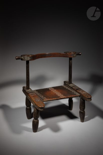 null Importante et très ancienne chaise assemblée dont l'imposant dossier sculpté...
