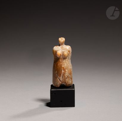 null Figurine féminine fort ressemblante à une autre figurine en pierre dans les...