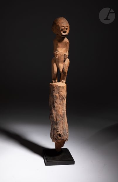 null Ancient and very beautiful Botchio sculpture surmounted by a male figure, sculpted...
