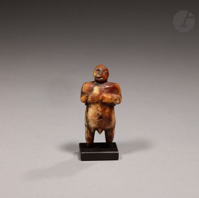 null Petite figurine masculine, probable une amulette de shaman cambrée et au sourire...