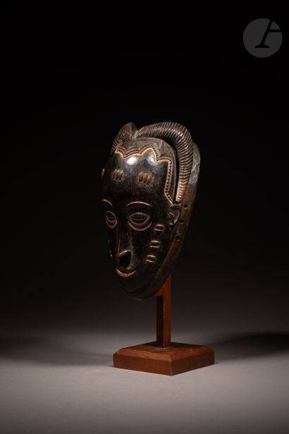 null An ancient and very beautiful "historical" Gu mask. With an elegant pair of...