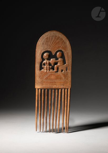 null Very beautiful and old comb with engraved and openwork decorations, in particular...