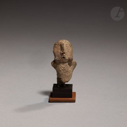 null Buste fragmentaire d'une ancienne et rare figurine au traits incisés, et deux...