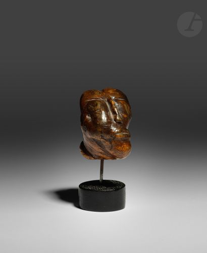 null Sculpture d'une tête déformée 

Art Iroquois, U.S.A.

Bois, belle patine.

H...