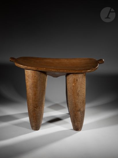 null Exceptional and very old monumental stool of a kolo woman evoking a stylized...