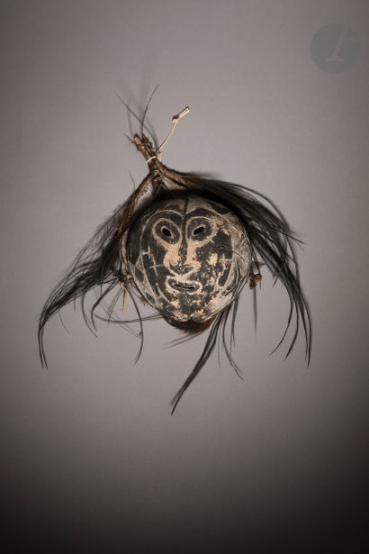 null Mask made of coconut, very expressive and decorated with engraved patterns.

Lower...