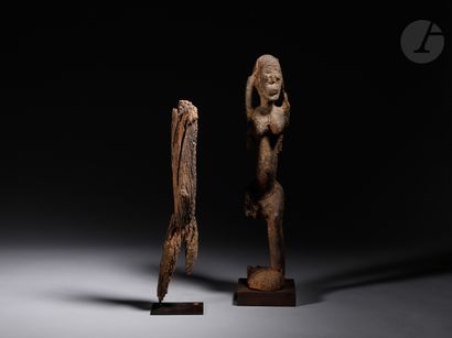 null Un lot réunissant deux anciennes statuettes fragmentaires, une les bras levés...
