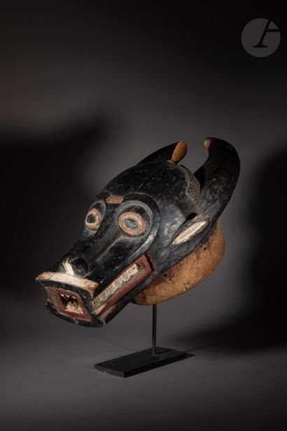null 
Beautiful polychrome helmet mask of conjuration bonu amwin of the cult of Do,...