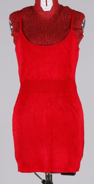 null Alaïa. 2 robes en maille rouge. T. S. Petite tache et petits fils tirés.