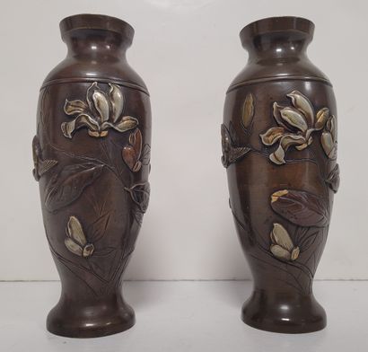 Paire de petits vases balustres en bronze,...