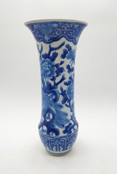 null Porcelain cone vase with blue and white decoration, Japan, 19th
centuryDecoration...